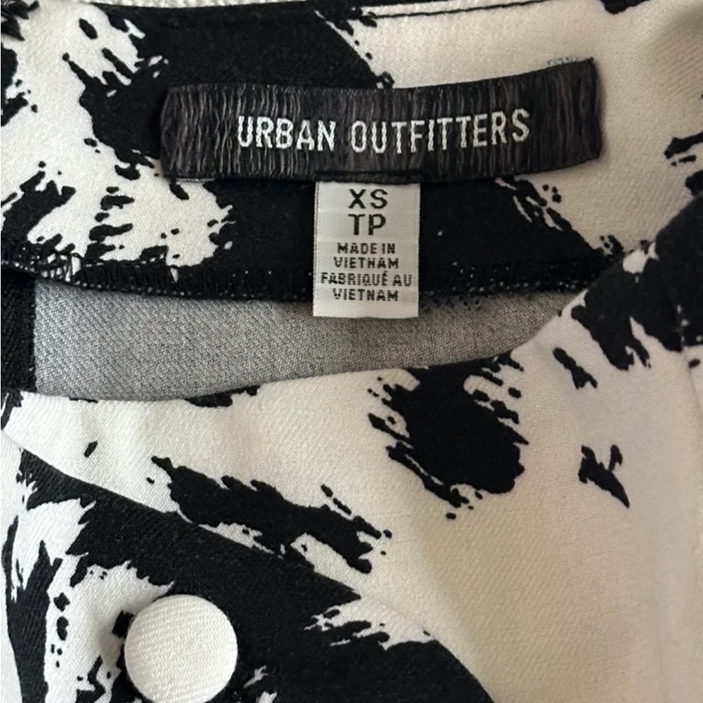 urban outfitters black and white patterned mini skirt with buttons - Picture 3 of 3